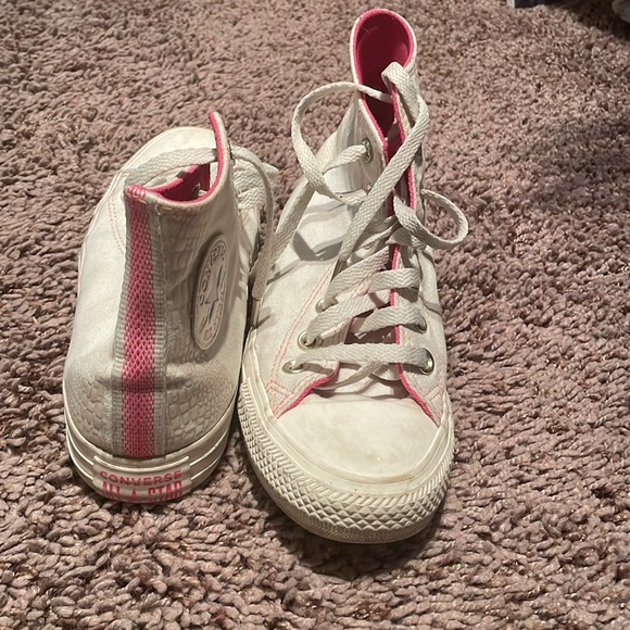 Unique pink and white converse with fun details - Picture 2 of 2